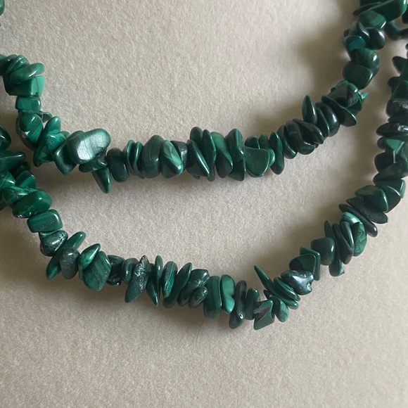 Malachite Stone Chips Necklace - Picture 2 of 3